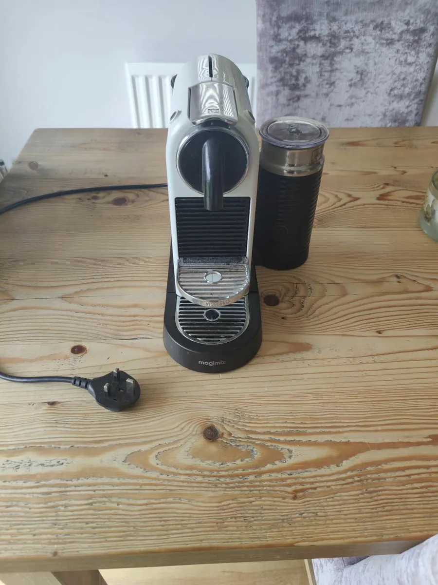 Nescafé expresso machine with milk frother - Image 2