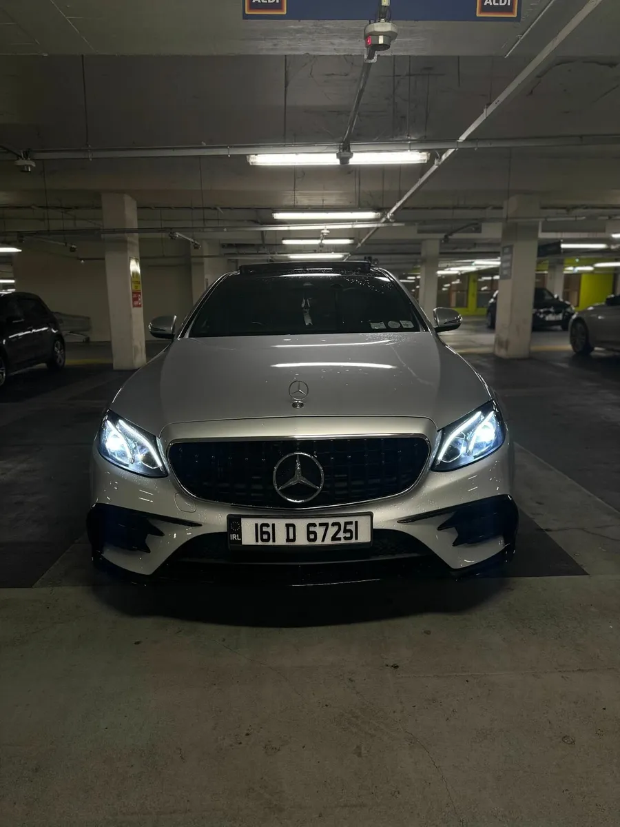 Mercedes-Benz E-Class e220d AMG line Premium + - Image 2