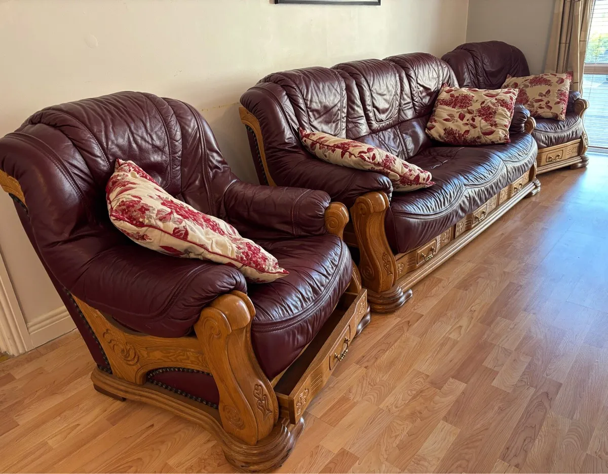 Leather suite sofa and 2 armchair - Image 1