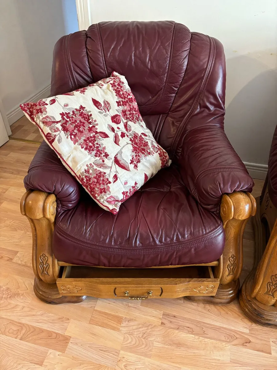 Leather suite sofa and 2 armchair - Image 2