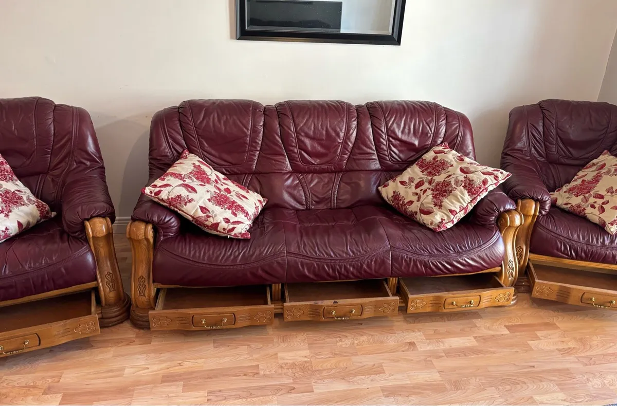 Leather suite sofa and 2 armchair - Image 3