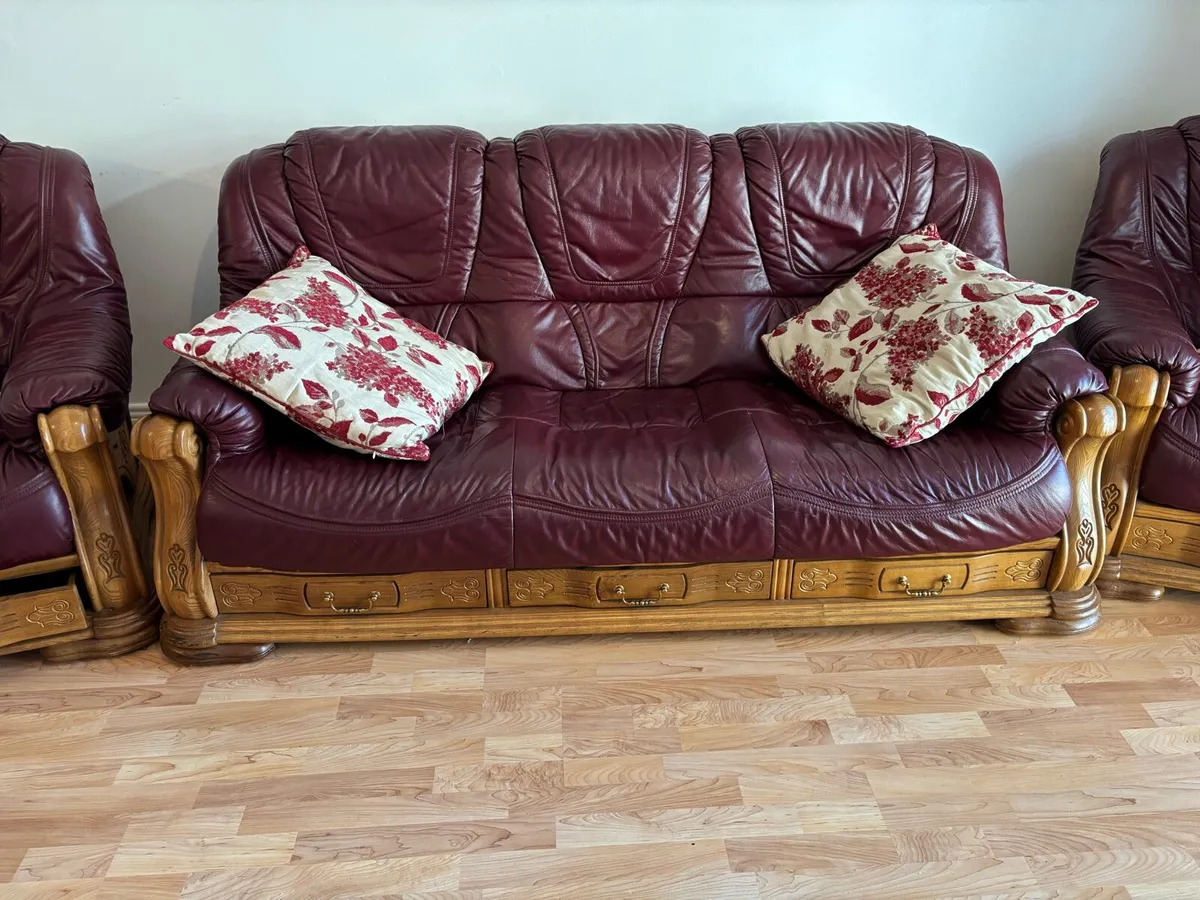 Leather suite sofa and 2 armchair - Image 4