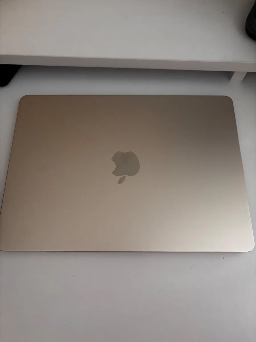 MacBook Air 13.6 - Image 2