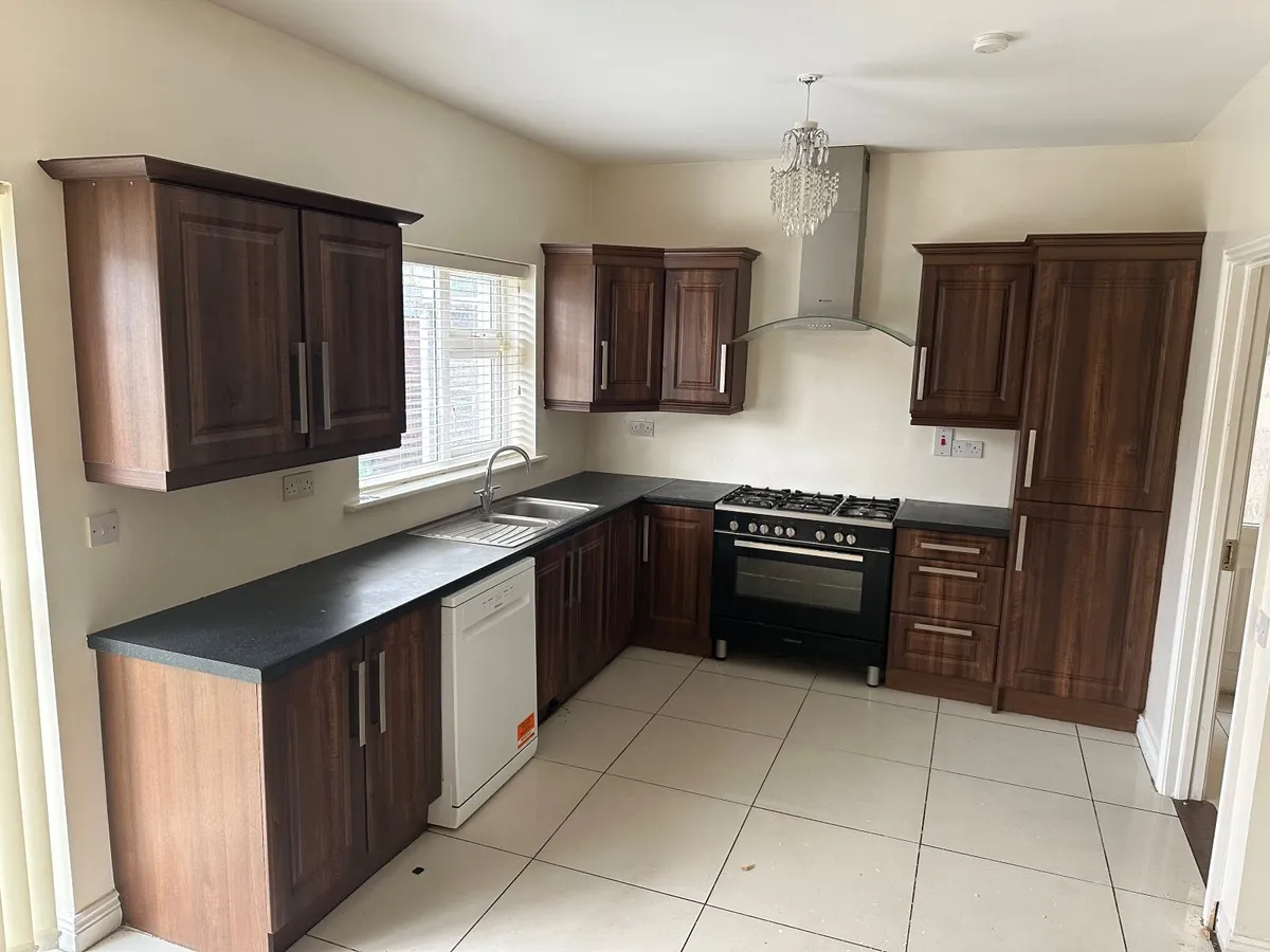 Kitchen units (with or without appliances) - Image 1