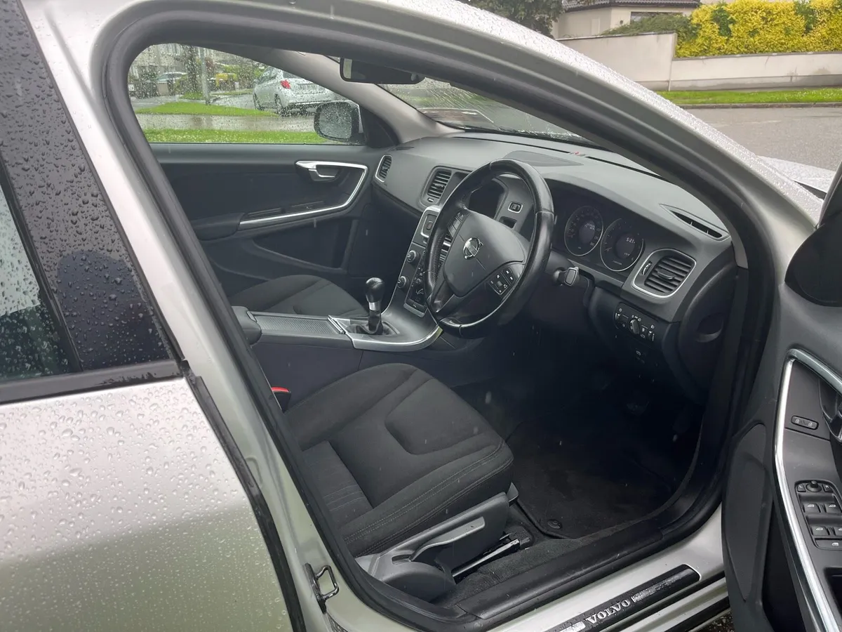 Volvo s60 d2 drive es 4dr - Image 4