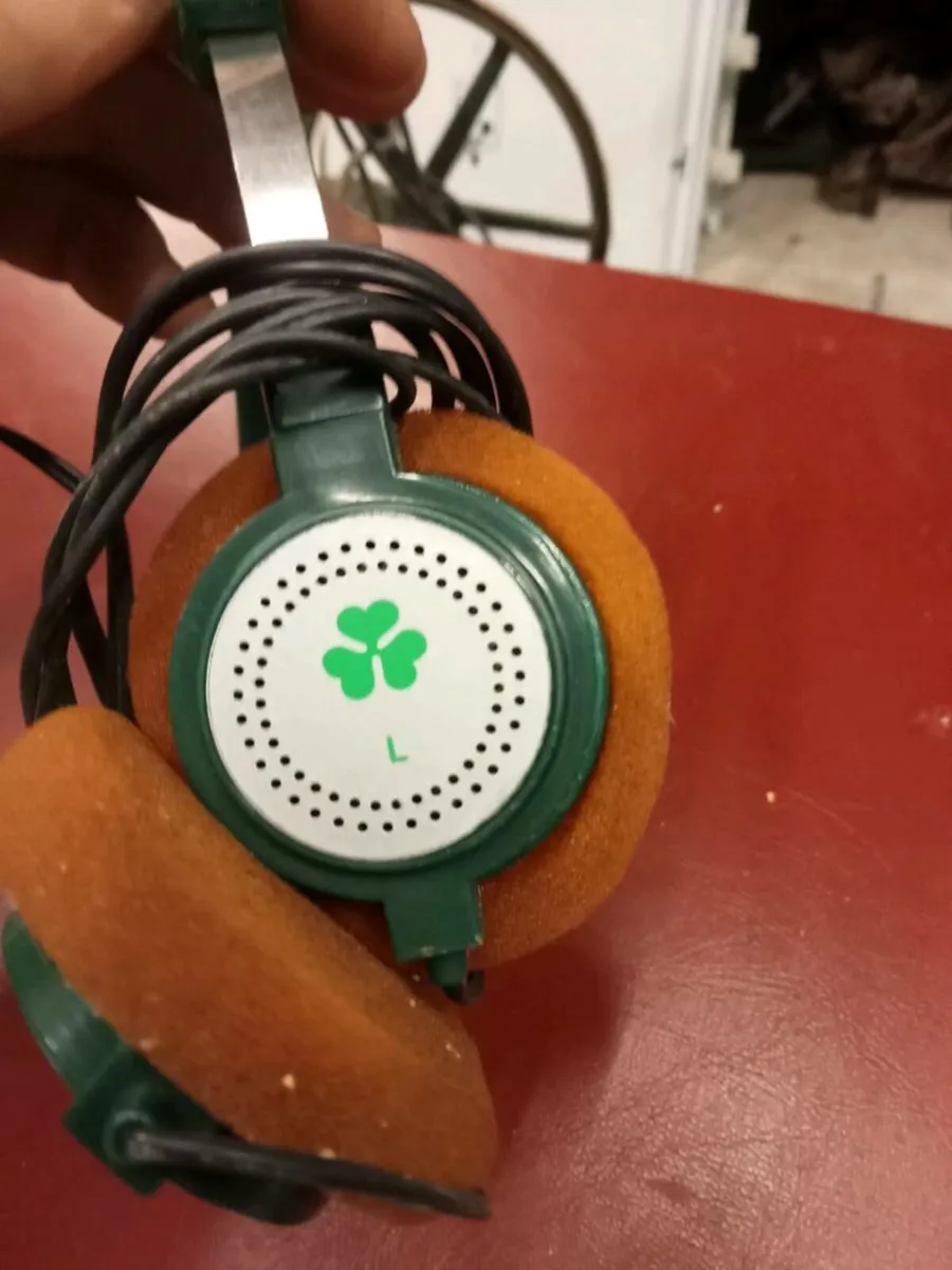 Old eir lingus ear phones - Image 3