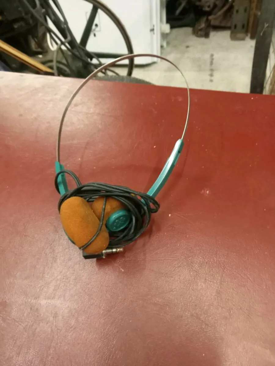 Old eir lingus ear phones - Image 4
