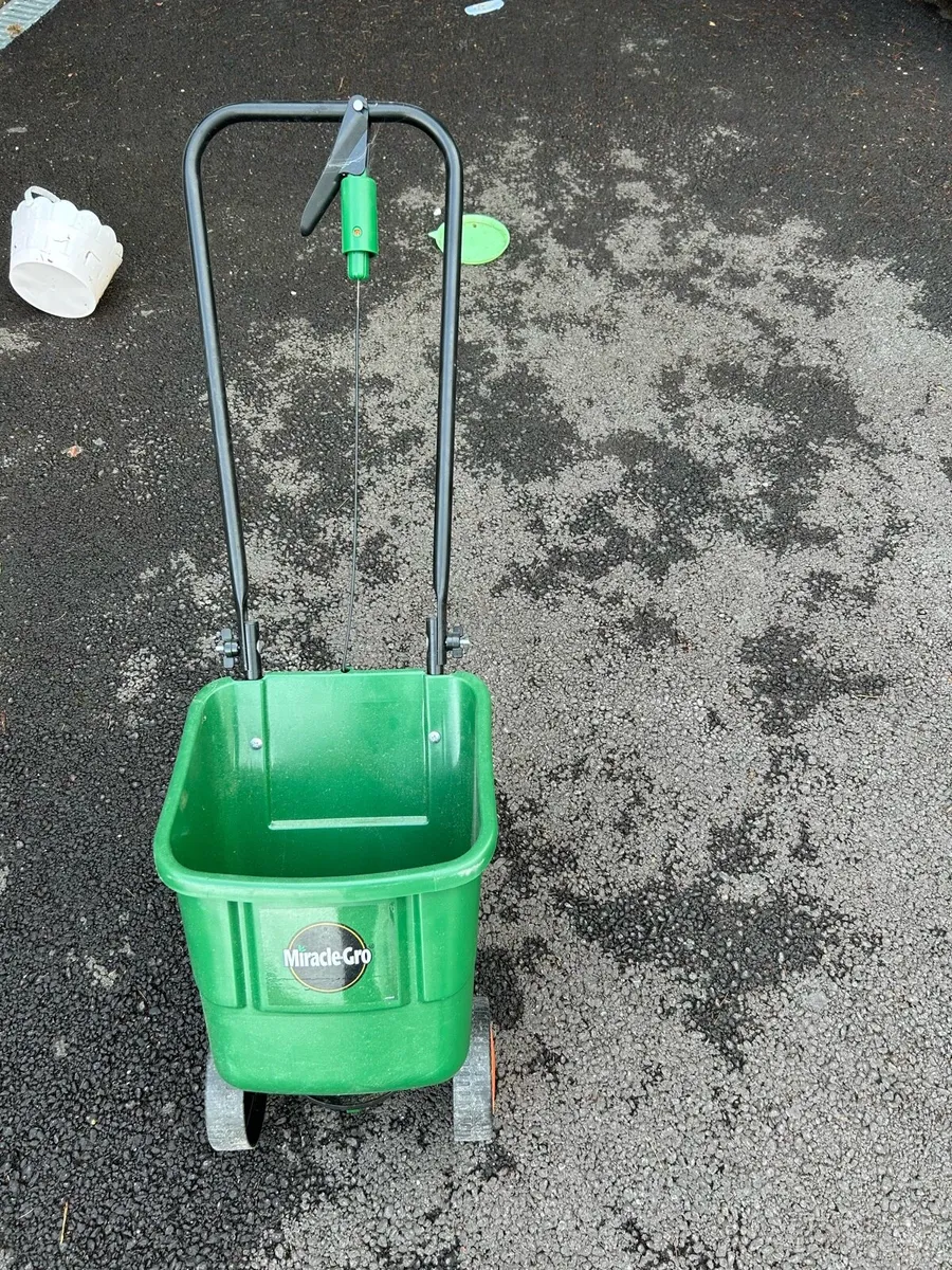 Miracle-Gro Rotary Spreader - Image 1