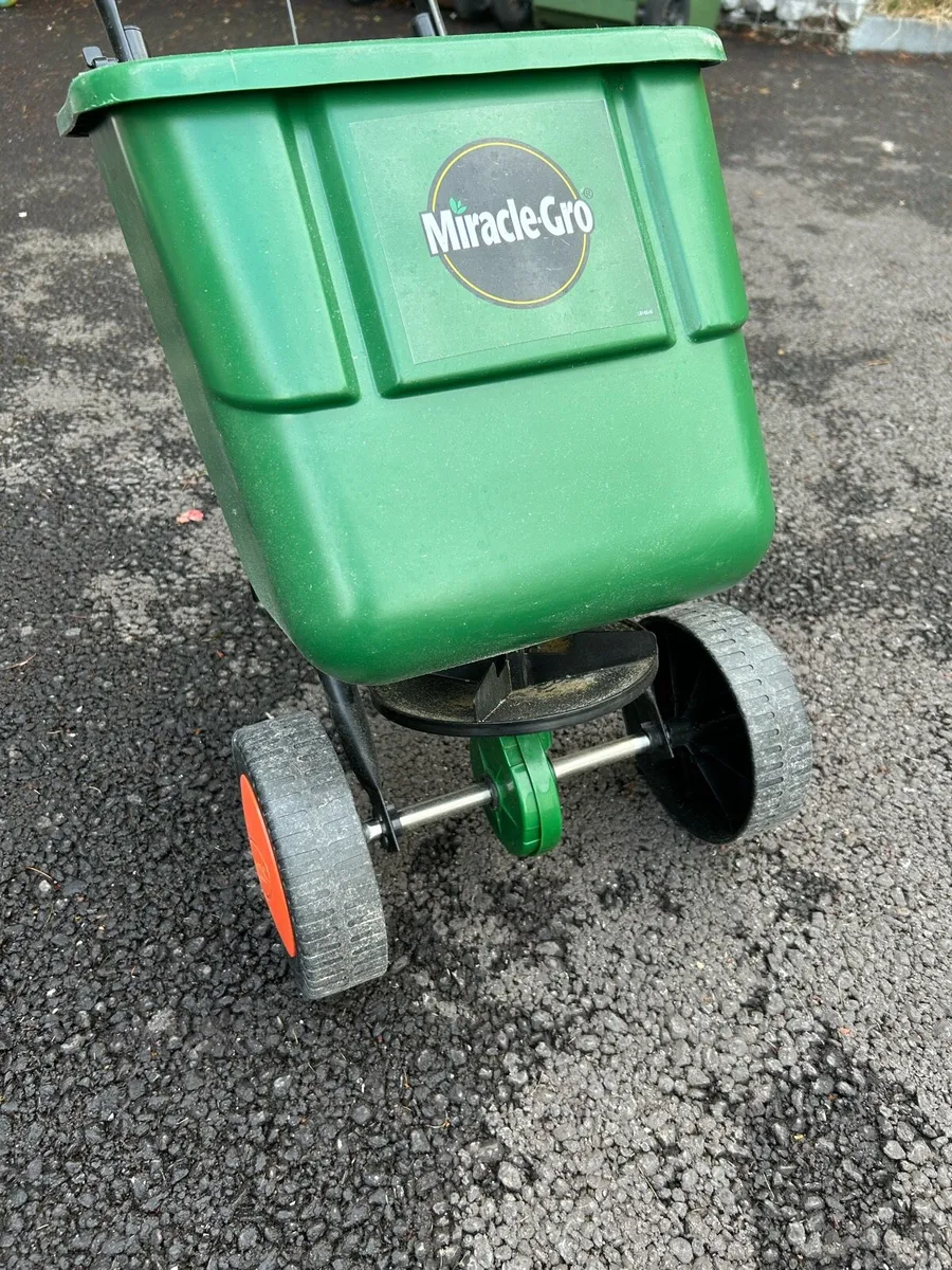 Miracle-Gro Rotary Spreader - Image 3