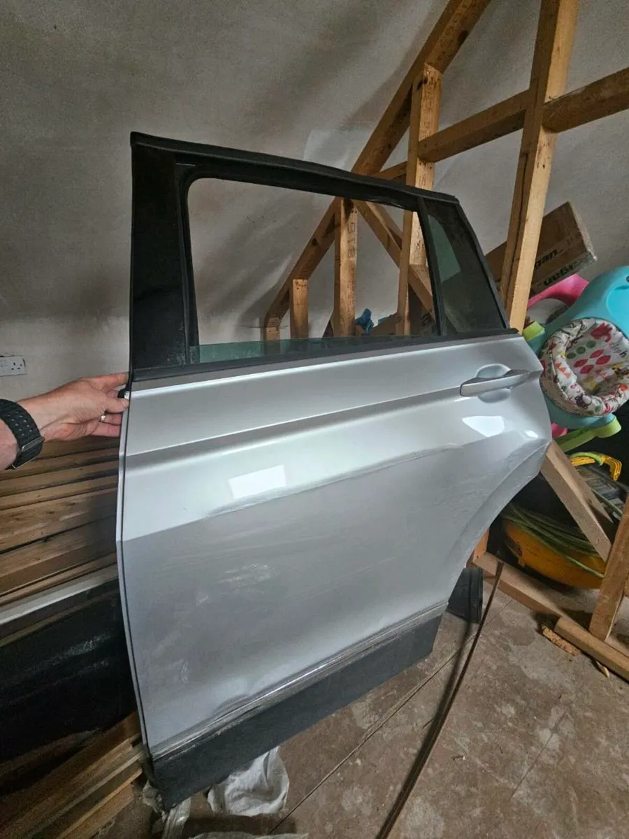 Vw tiguan rear left door scratched rest fine - Image 1