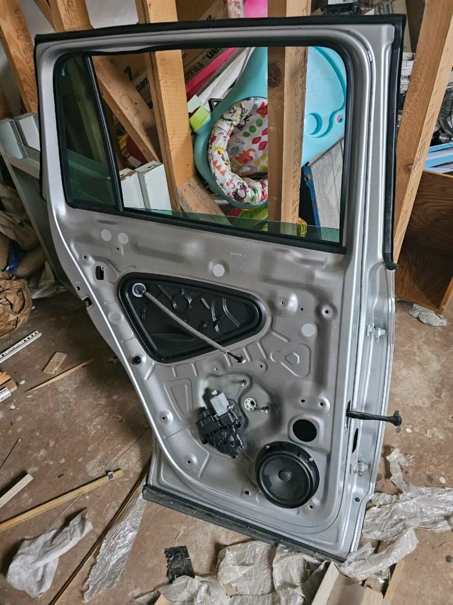 Vw tiguan rear left door scratched rest fine - Image 2