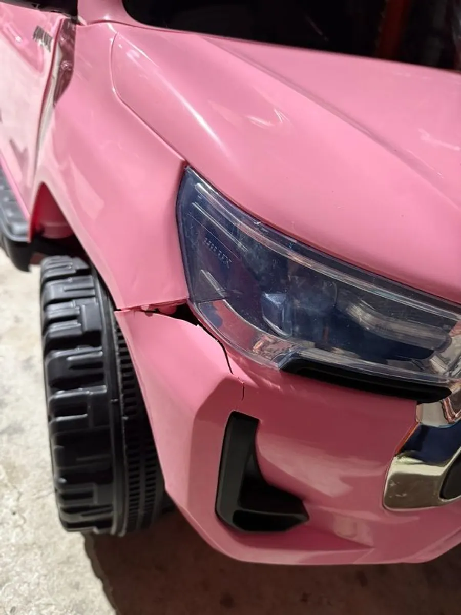 Cosmetic Damage -Toyota Hilux 12V Electric Ride On Jeep Pink - Image 2