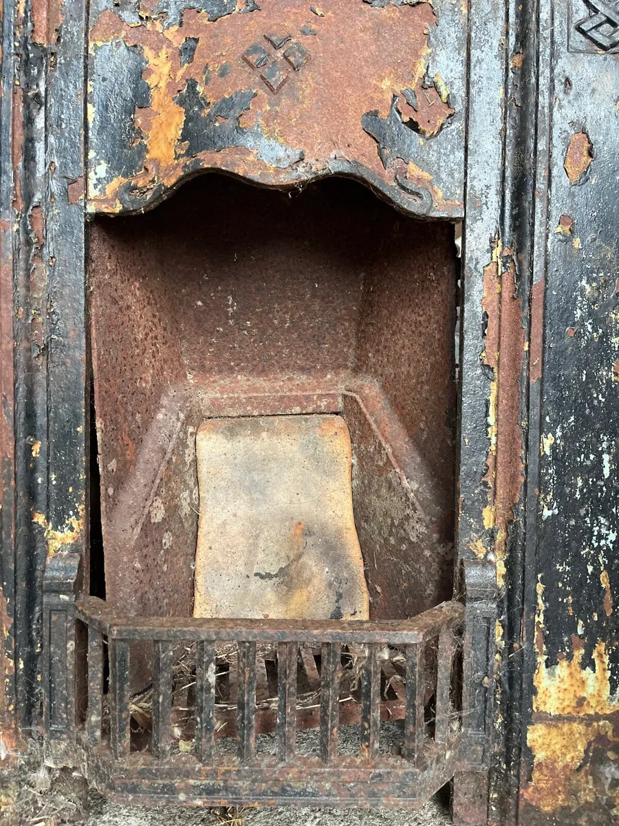 3 cast iron fireplaces - Image 2