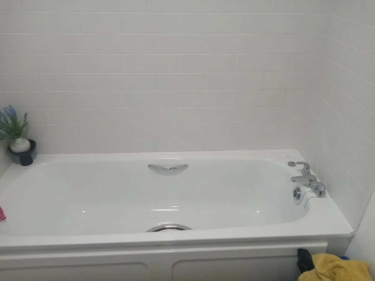 Bathroom suite - Image 1