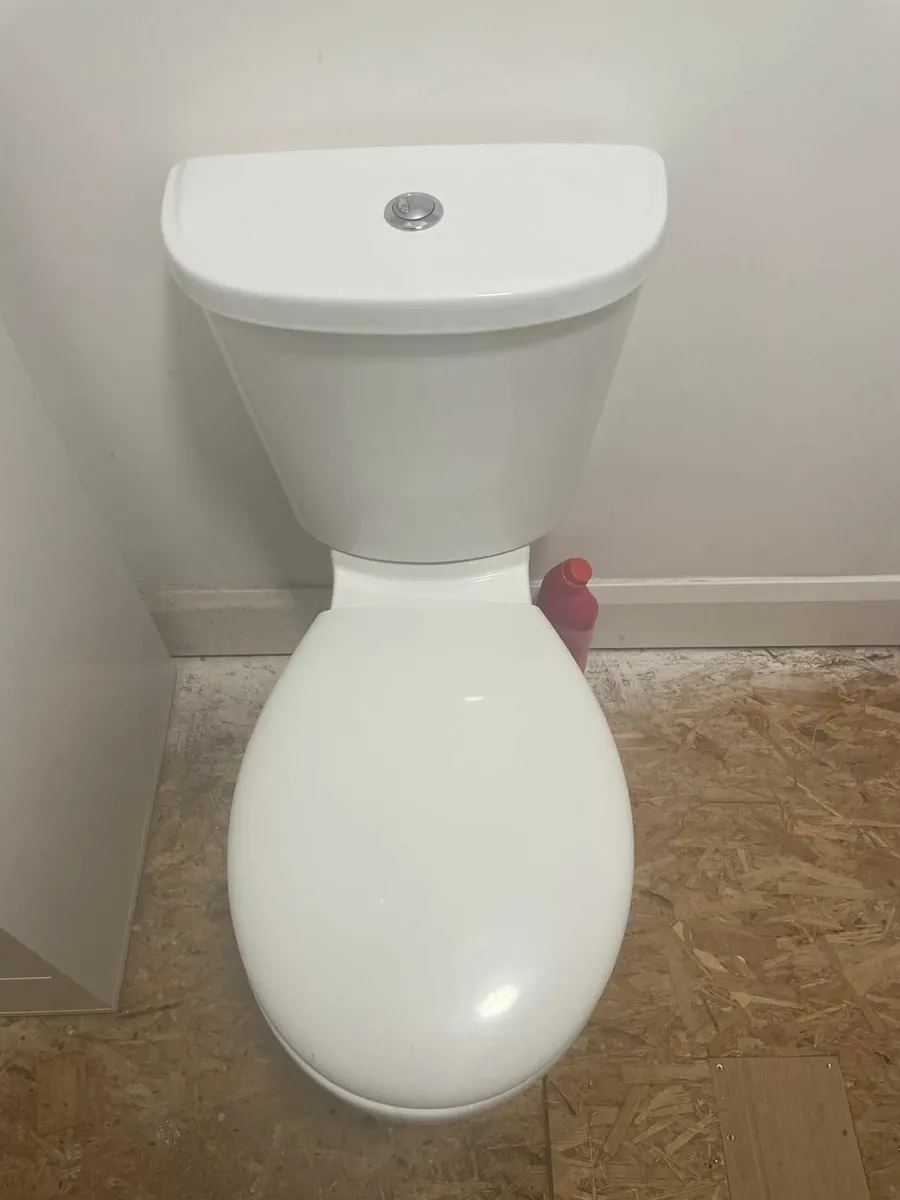 Bathroom suite - Image 2