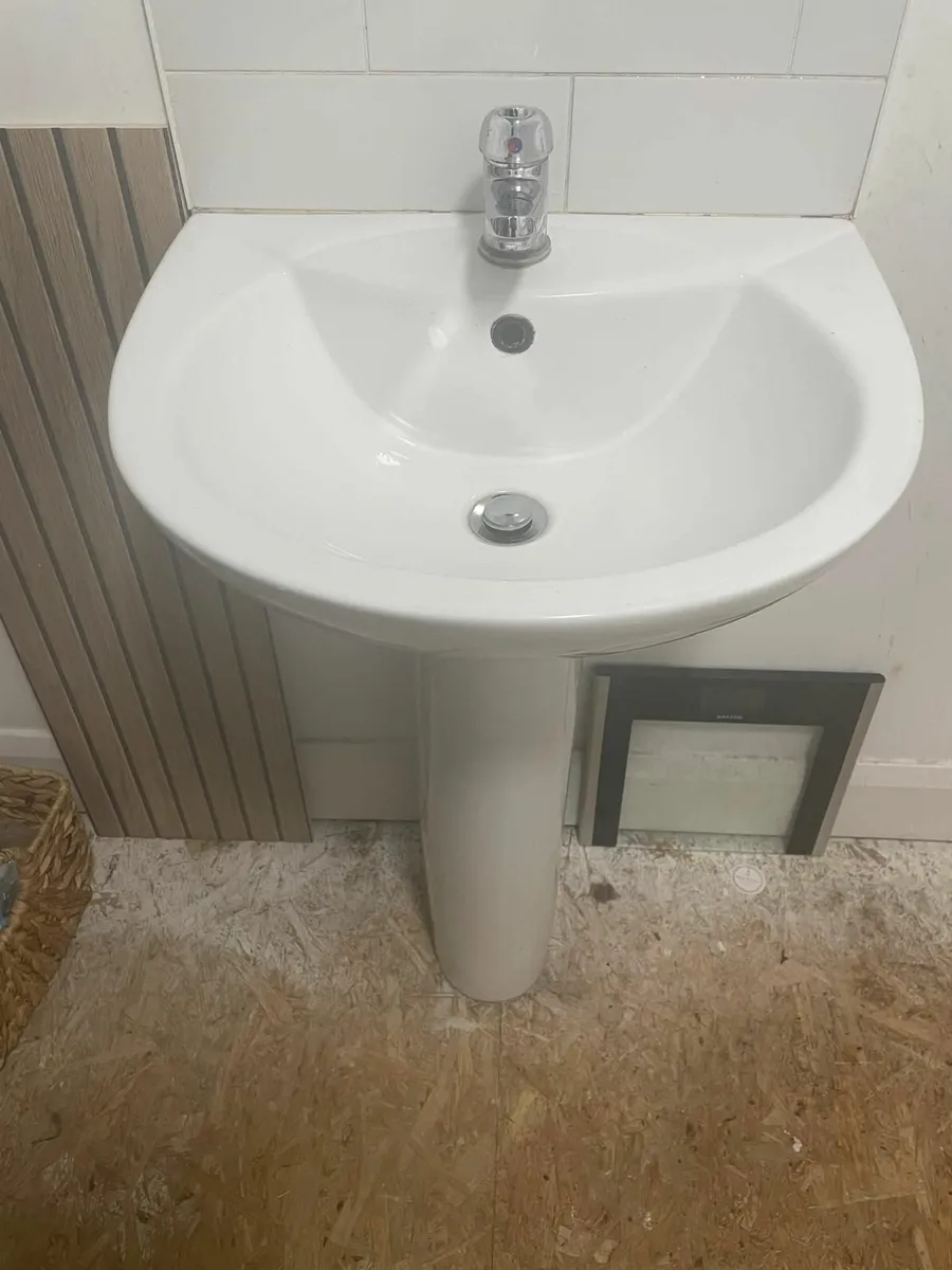 Bathroom suite - Image 3