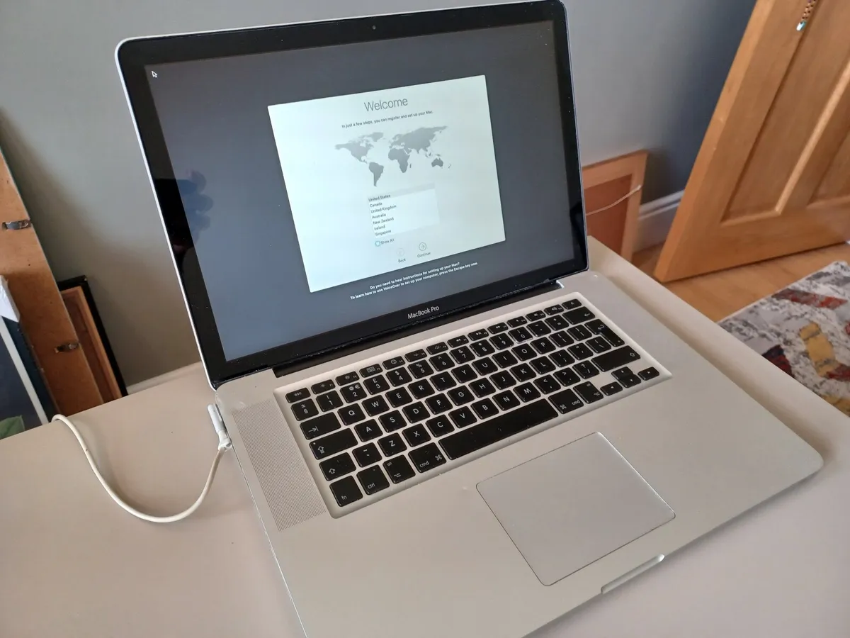 Apple Laptop - Image 2