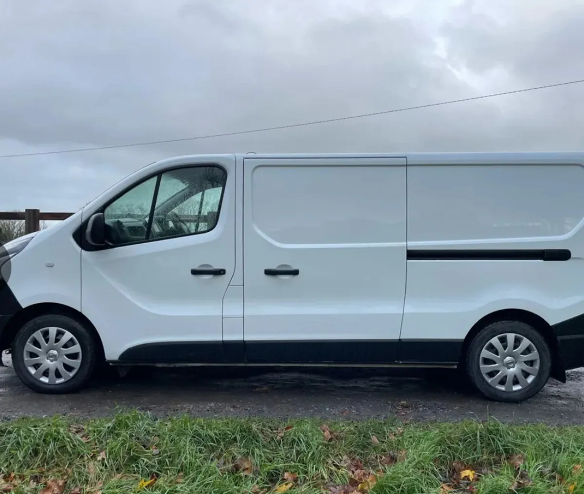 Nissan NV300 2017 Cvrt 5/2026 - Image 3