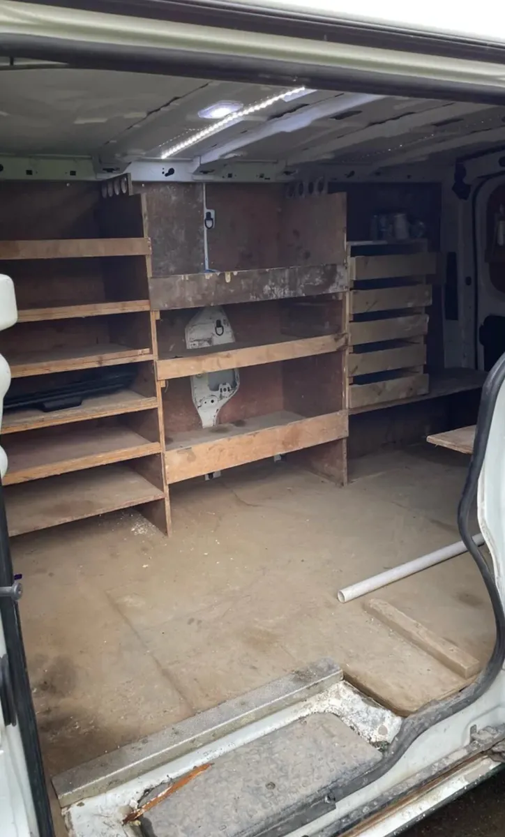 Nissan NV300 2017 Cvrt 5/2026 - Image 4