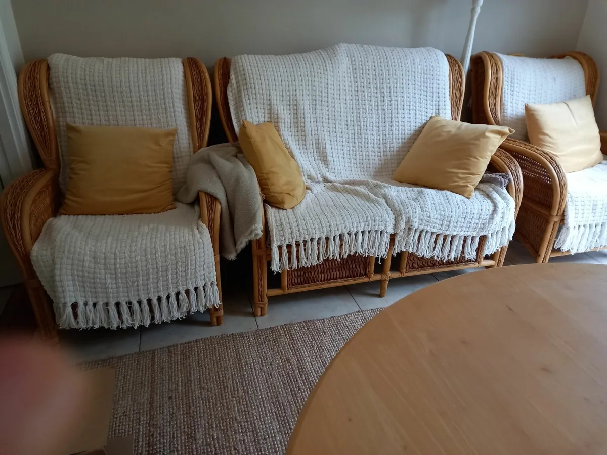 Wicker couch and chairs - Image 1