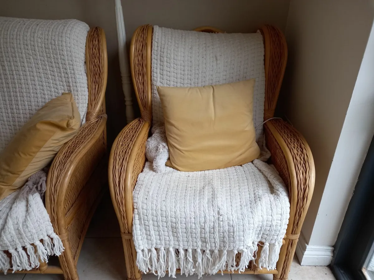 Wicker couch and chairs - Image 2
