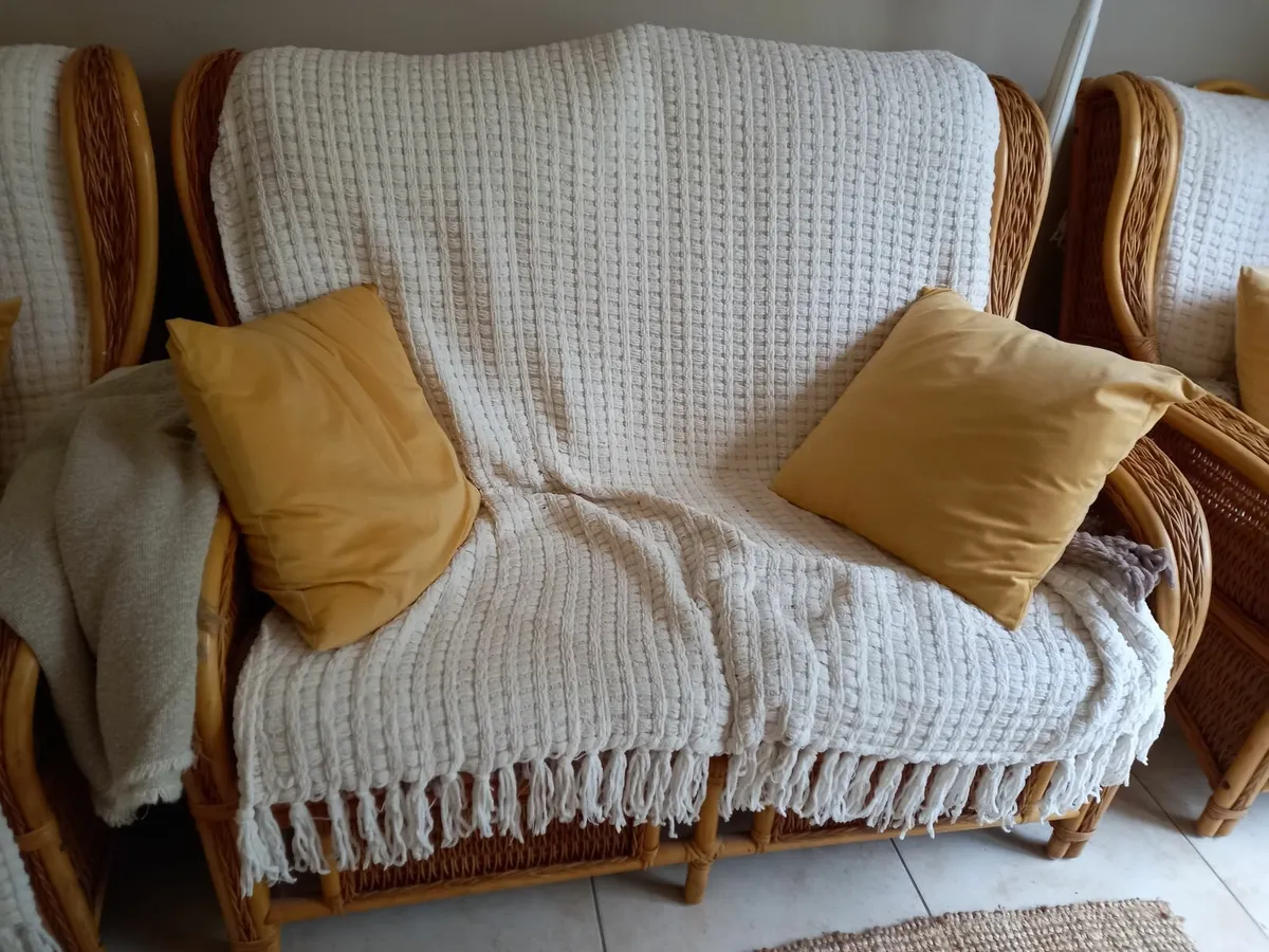 Wicker couch and chairs - Image 3
