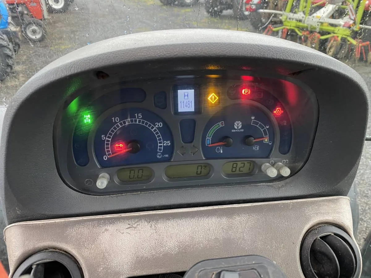 DUE IN - 2004 New Holland TS 135 A - Image 3