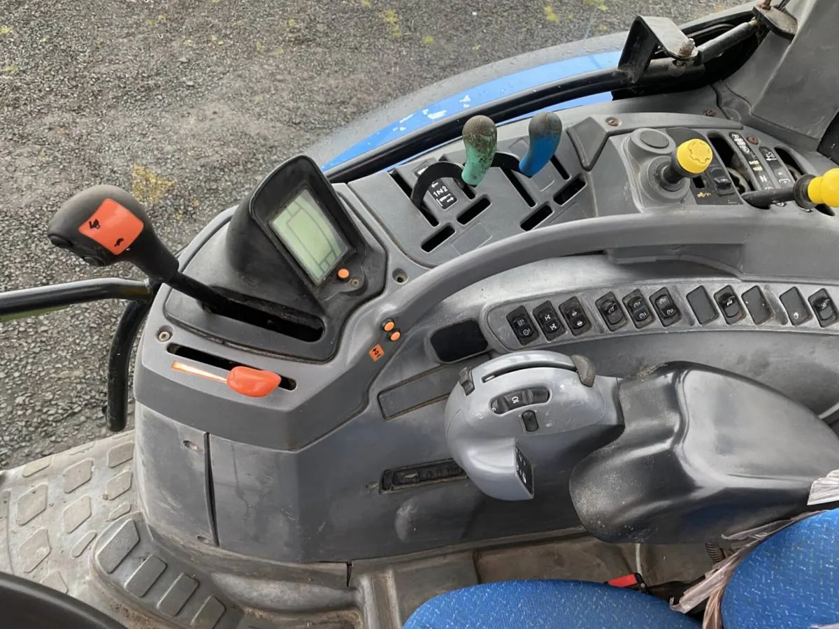 DUE IN - 2004 New Holland TS 135 A - Image 4