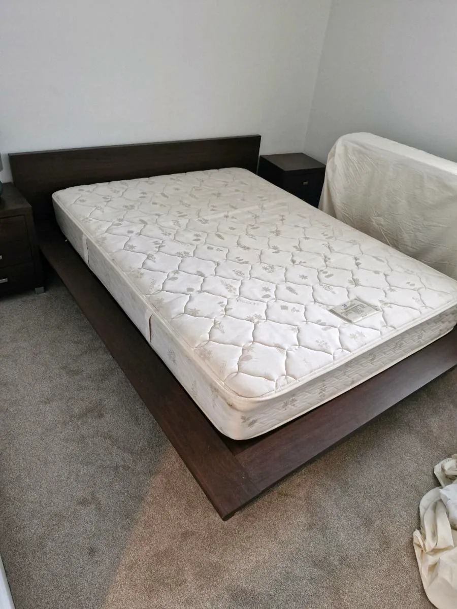 Super king bed, 2 side tables & chest of drawers - Image 1