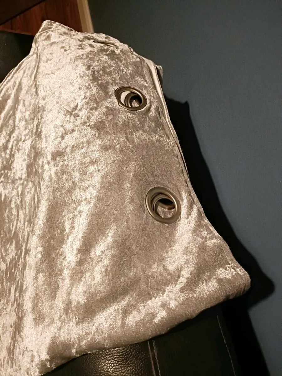 Curtains - Image 3