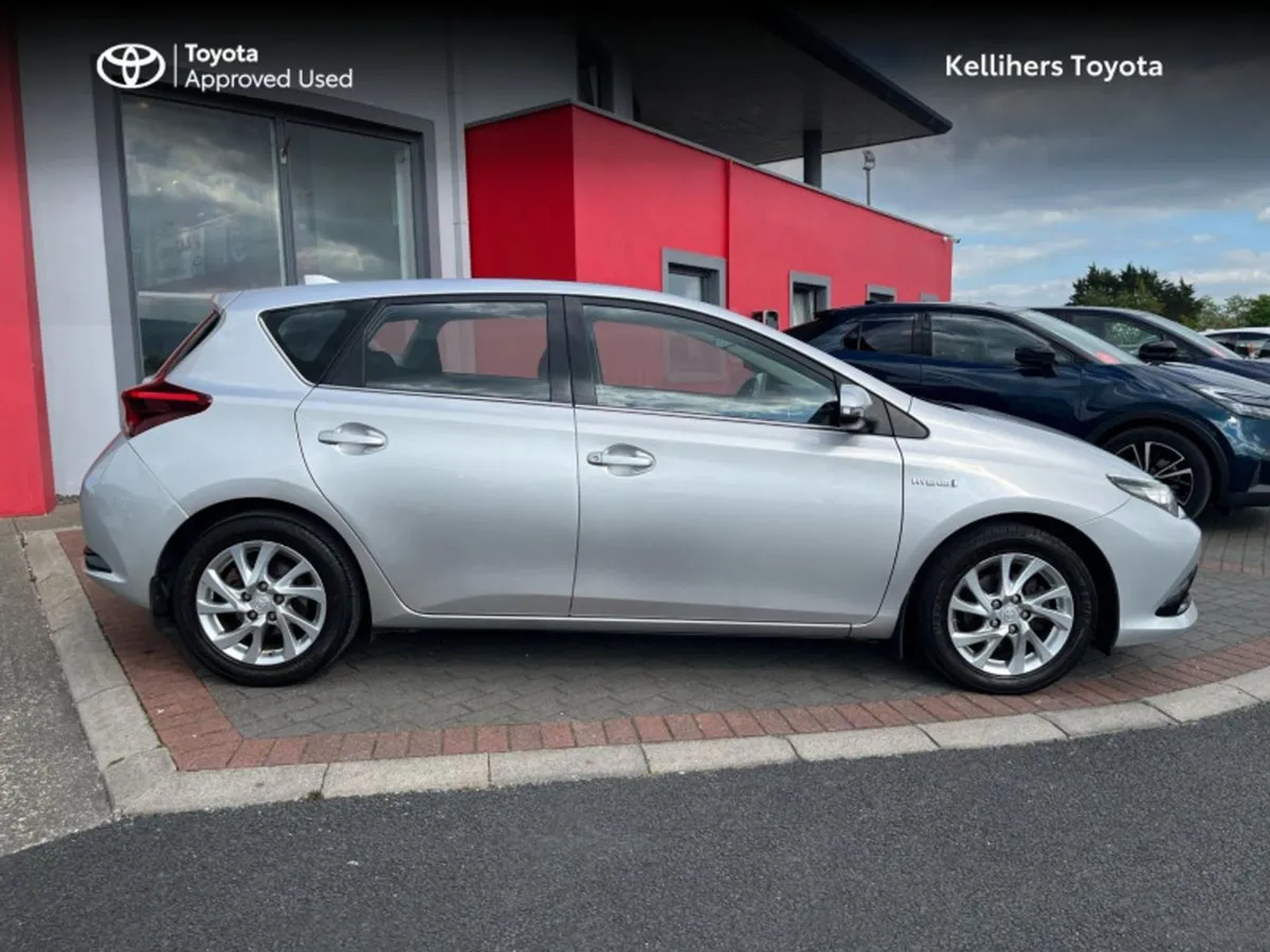 Toyota Auris Hybrid Electric Luna - Image 3