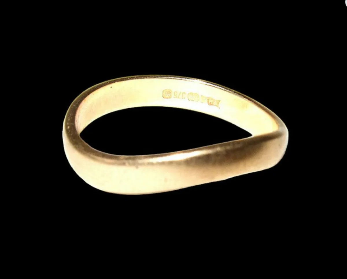 Vintage Hallmarked 9ct Gold Curved Wedding Band - Image 2