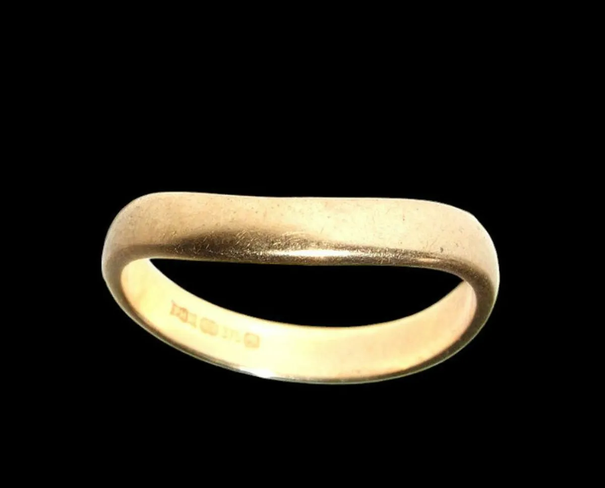 Vintage Hallmarked 9ct Gold Curved Wedding Band - Image 3