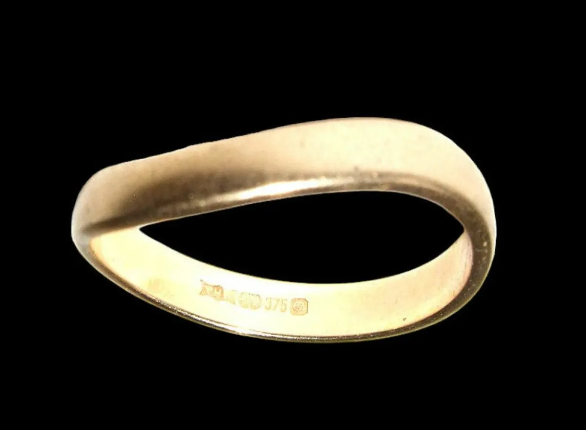 Vintage Hallmarked 9ct Gold Curved Wedding Band - Image 1