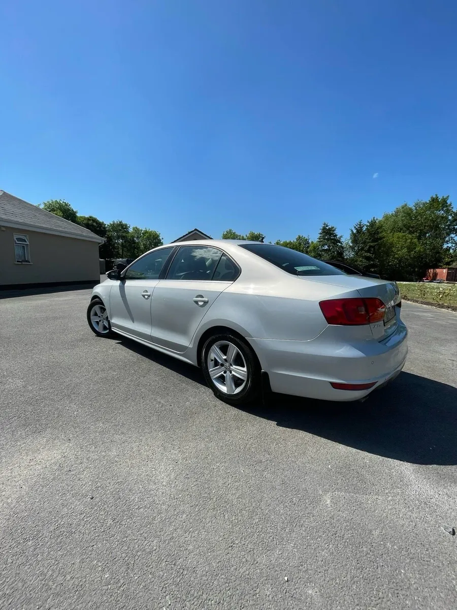 Volkswagen Jetta 2013 Highline - Image 2