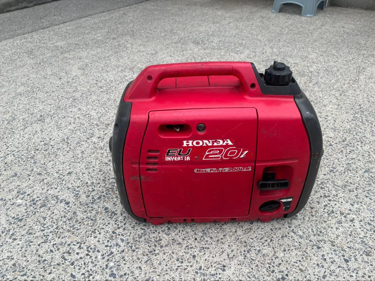 Silent, Honda generator eu200 hardly ever used - Image 1