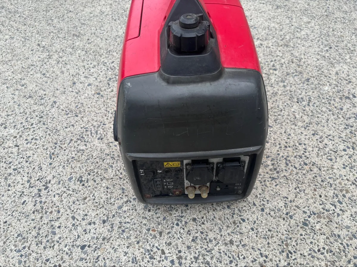 Silent, Honda generator eu200 hardly ever used - Image 3