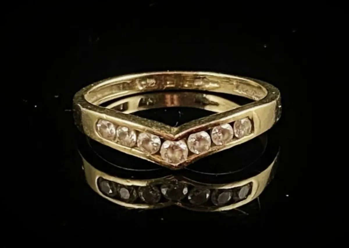 Beautiful 9ct Wishbone - Image 1
