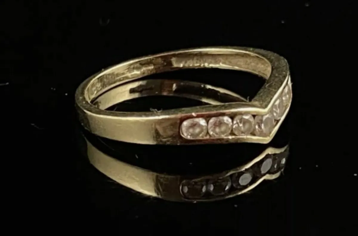 Beautiful 9ct Wishbone - Image 3