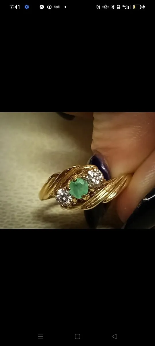Beautiful Emerald Trilogy Ring - Image 1