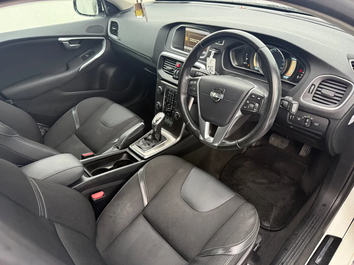 Volvo V40 1.6 R DESIGN AUTOMATIC FRESH NCT 07/26 - Image 4