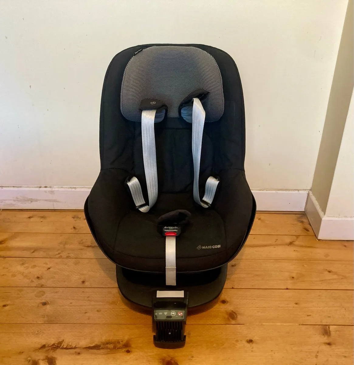 Maxi-Cosi Child Car Seat + 2wayFix Base - Image 1