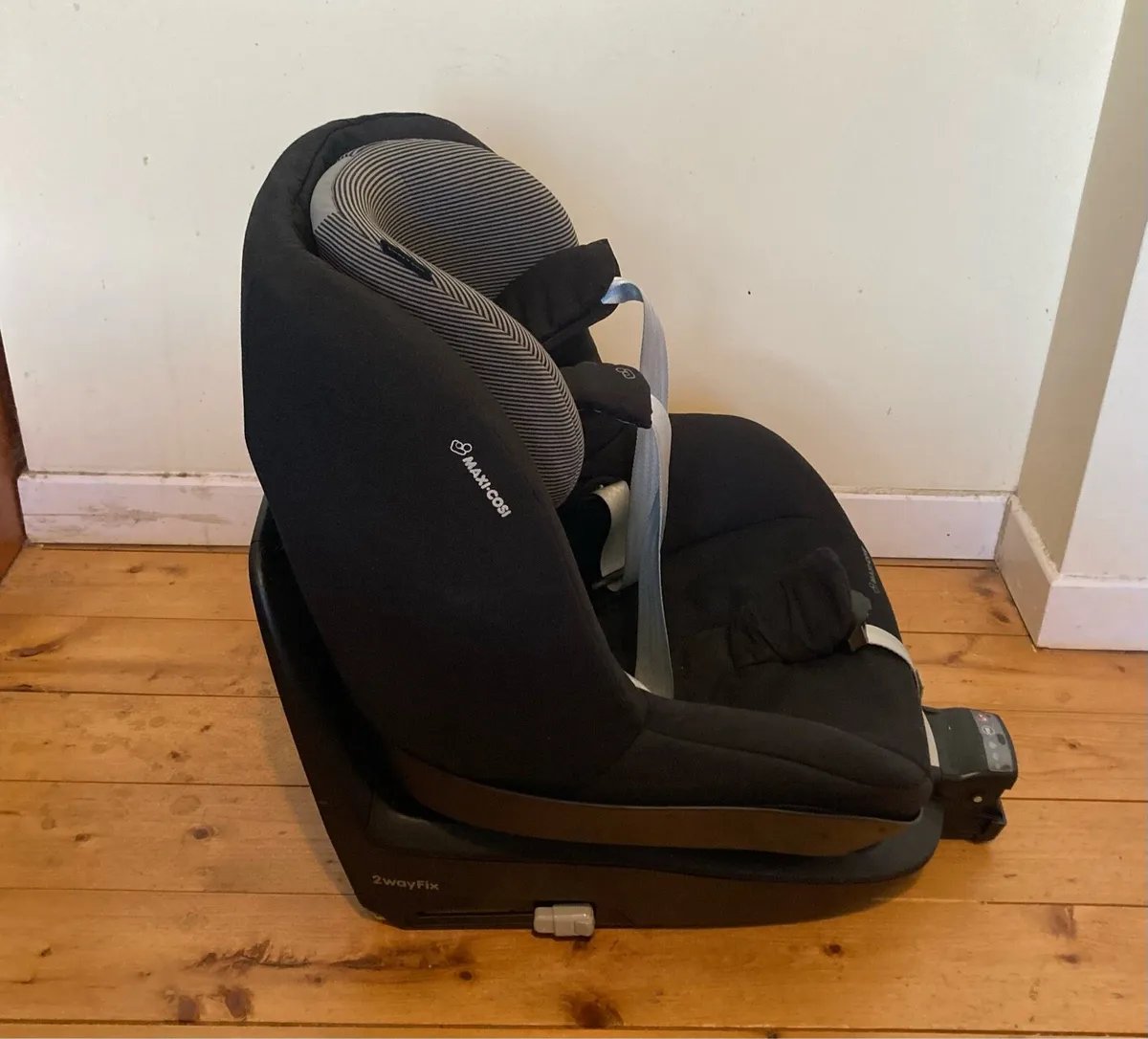 Maxi-Cosi Child Car Seat + 2wayFix Base - Image 3