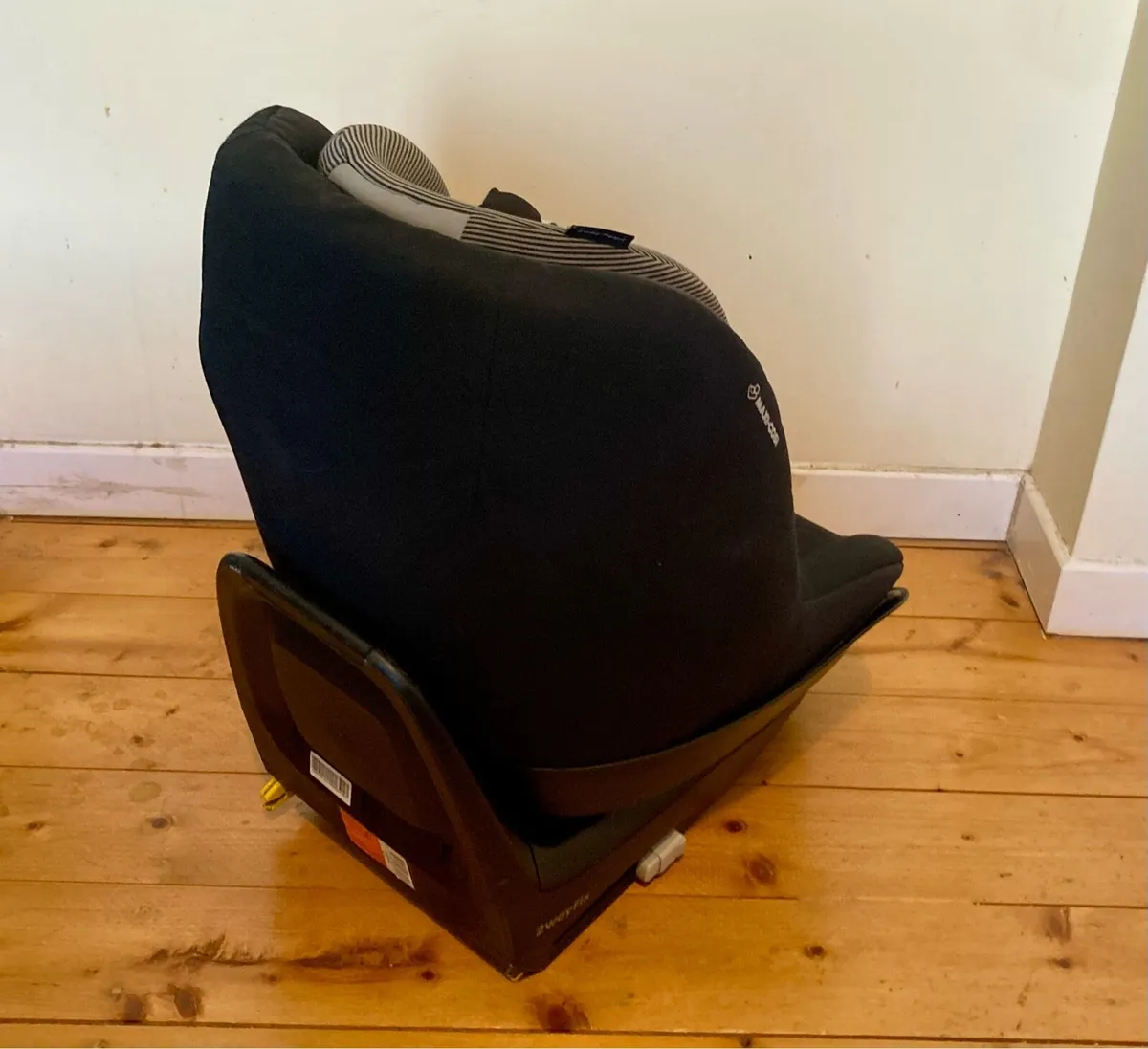 Maxi-Cosi Child Car Seat + 2wayFix Base - Image 4