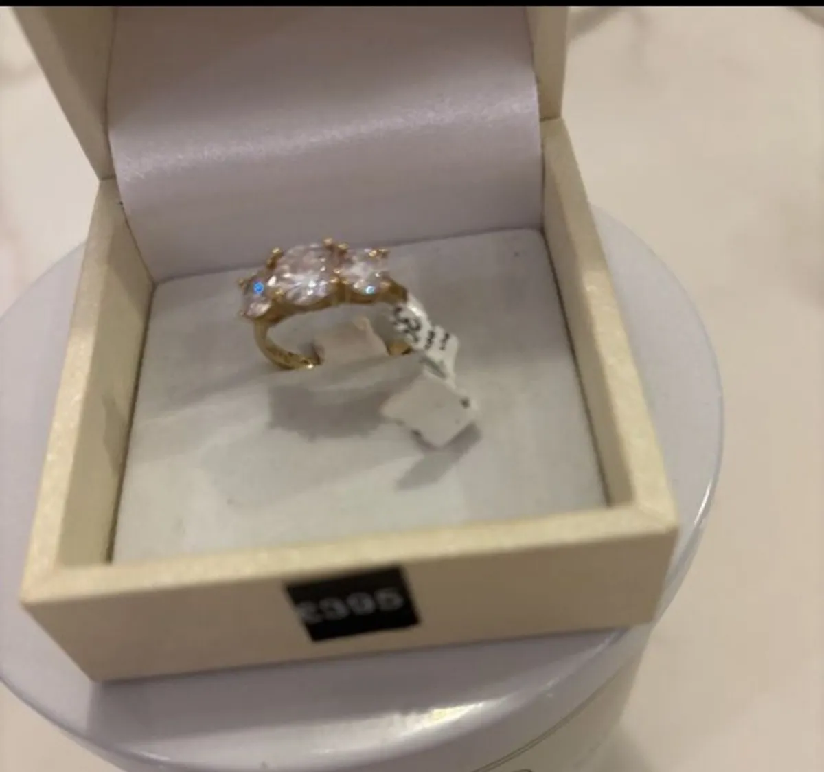 Beautiful 9ct yellow gold cz ring - Image 1