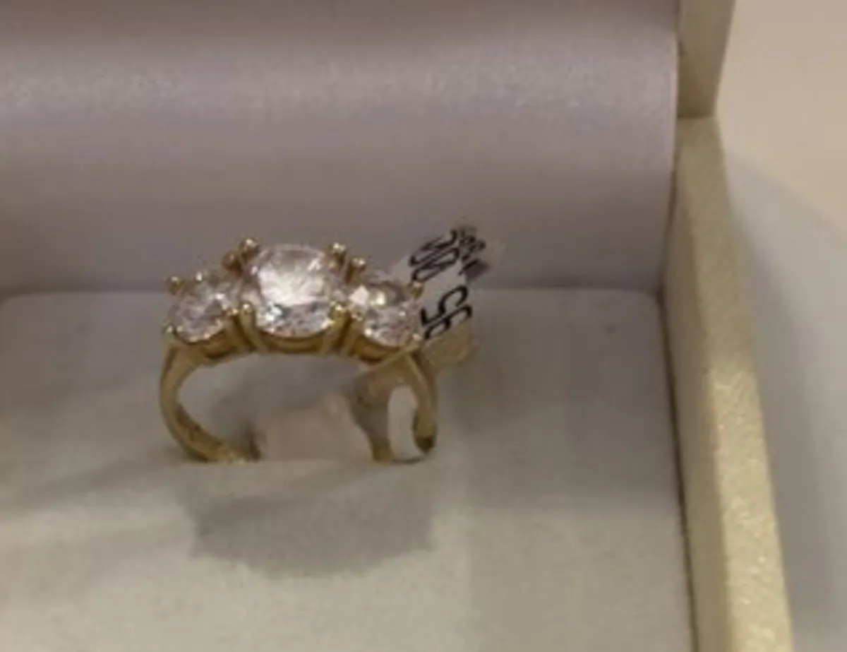 Beautiful 9ct yellow gold cz ring - Image 2