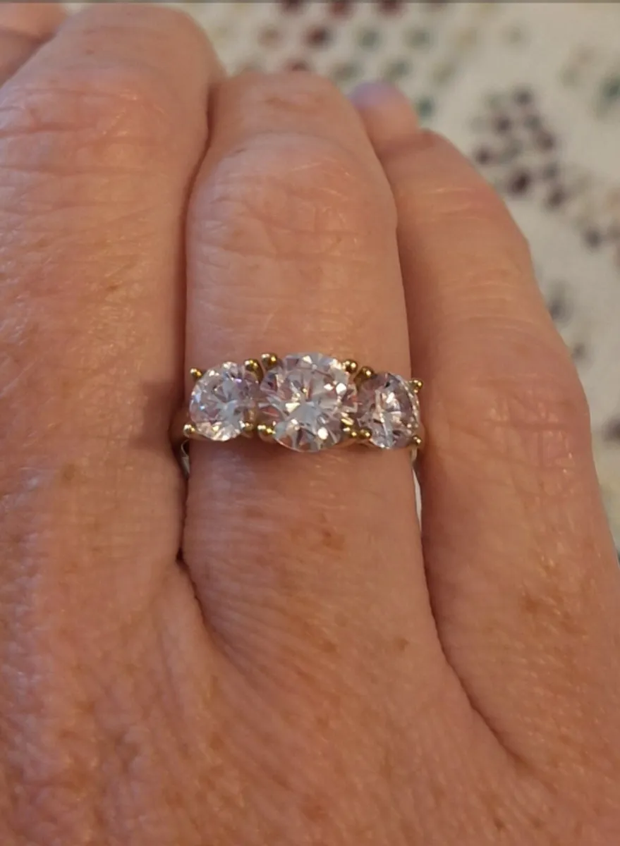 Beautiful 9ct yellow gold cz ring - Image 3