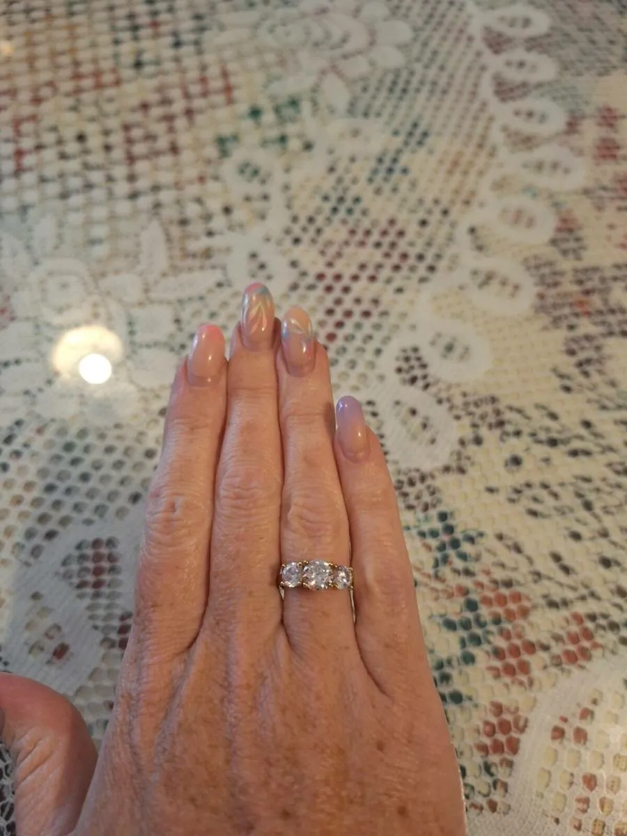 Beautiful 9ct yellow gold cz ring - Image 4