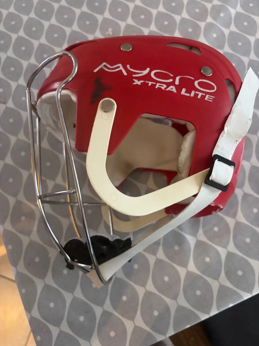 Hurling helmet - Image 1