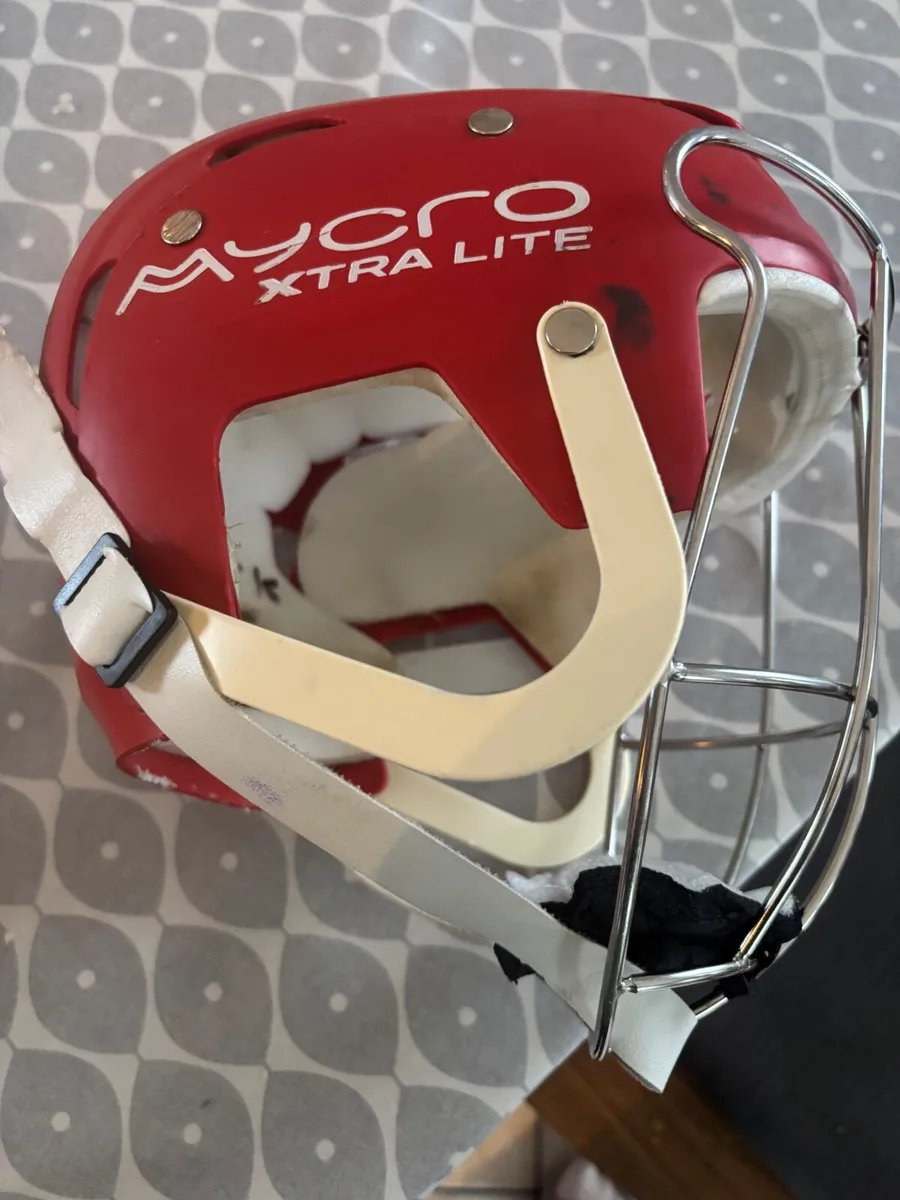 Hurling helmet - Image 3
